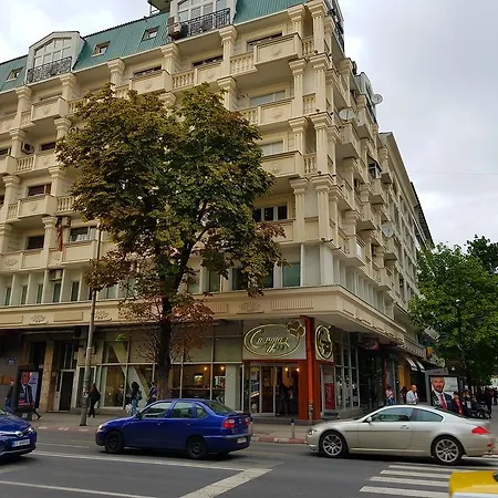 Square Apartment *